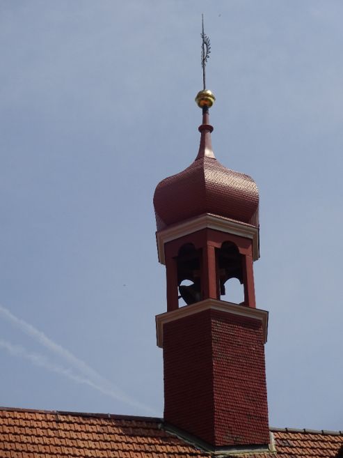 Kirchturm mit schwingender Glocke