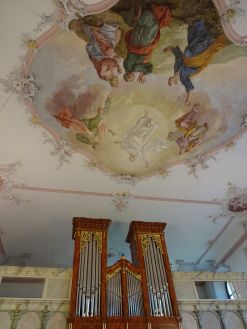 Orgel auf der Empore mit Deckenfresko
