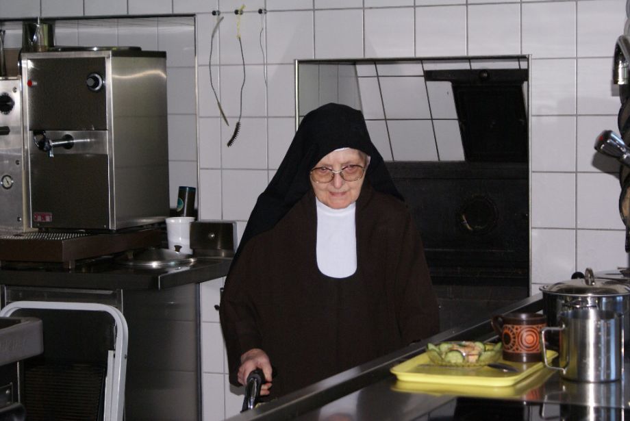 Schwester Bernardina in der Küche