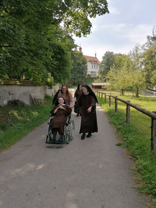 Spaziergang rund um das Kloster