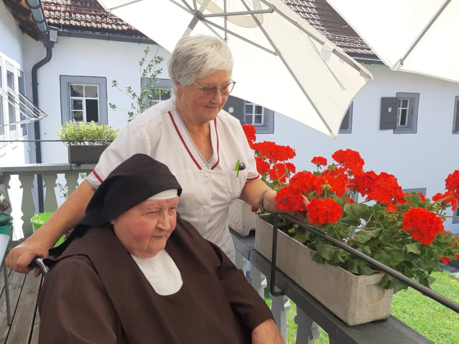 Sr. Benedikta mit Pflegerin auf dem Balkon der kleinen Pflegewohngruppe